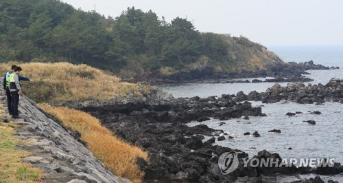 경찰이 지난 6일 오후 제주시 용담동 해안가에서 실종자 수중수색을 하고 있다. / 사진=연합뉴스