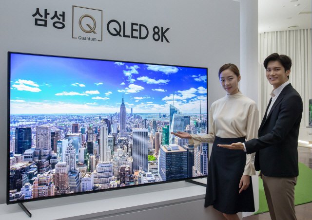 삼성전자 모델들이 7일 서울 반포 플로팅 아일랜드 컨벤션홀에서 열린 ‘Q LIVE’ 행사에서 QLED 8K TV를 소개하고 있다. 85인치 TV 가격이 2,600만원에 달하지만 4K TV보다 4배 이상 선명한 화질이 특징이다. /사진제공=삼성전자