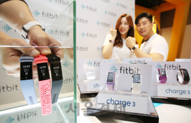 글로벌 웨어러블 브랜드 핏비트(Fitbit)는 7일 오전 이마트 영등포점에서 신제품 ‘핏비트 차지3’ 국내 출시를 기념해 수조 속에서 방수 기능을 체험해 보이고 있다. ‘핏비트 차지 3’는 빗속을 걷거나 샤워 도중 사용 가능한 생활방수 기능을 뛰어 넘어 최대 수심 50M까지 보장 하는 방수 기능을 탑재해 수영장 및 바다 등에서도 사용 가능한 핏비트의 최첨단 트래커이다.  /사진제공=핏비트