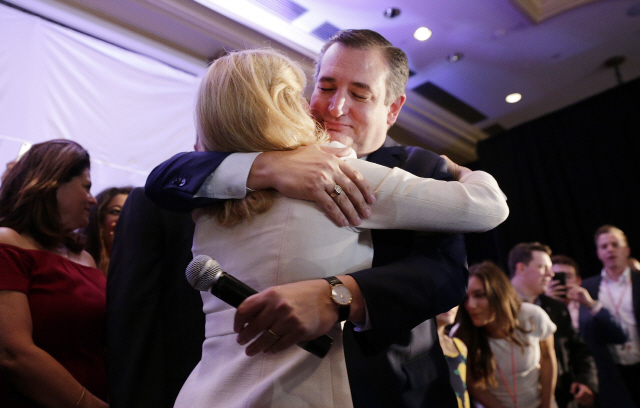 ‘공화당 대선 후보급’ 테드 크루즈 상원의원이 6일 재선에 성공한 뒤 아내와 포옹하고 있다.  /휴스턴=EPA연합뉴스