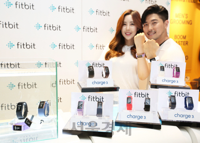 글로벌 웨어러블 브랜드 핏비트(Fitbit)는 7일 오전 이마트 영등포점서 신제품 ‘핏비트 차지 3’ 국내 출시 행사를 갖고 모델들이 제품을 선보이고 있다. ‘핏비트 차지 3’는 전작에 비해 더 크고 밝아진 터치 스크린 디스플레이, 최첨단 경량 소재로 제작된 현대적 실루엣, 수심 50M까지 보장가능한 프리미엄 방수 기능을 탑재한 트래커다. /사진제공=핏비트