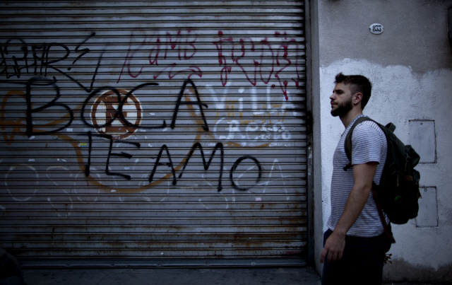 아르헨티나 부에노스아이레스의 한 거리를 지나고 있는 시민. /AP연합뉴스