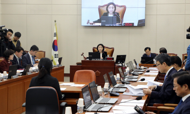 심상정 국회 정치개혁특별위원회 위원장이 7일 국회에서 열린 위원회 전체회의에서 의사봉을 두드리고 있다./연합뉴스