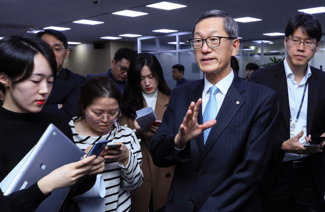 허진호 한국은행 부총재보가 8일 서울 중구 태평로 한국은행 브리핑룸에서 11월 통화신용정책 보고서에 대해 취재진에게 설명하고 있다. /연합뉴스