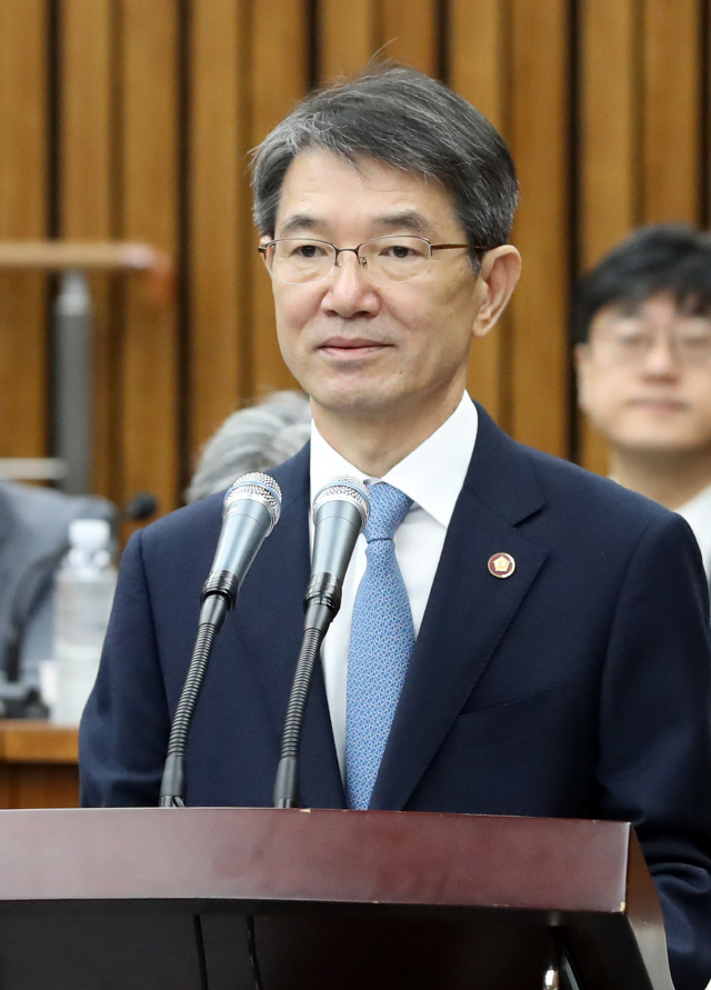 안철상 법원행정처장이 8일 국회에서 열린 사법개혁특별위원회 전체회의에서 업무보고를 하고 있다./연합뉴스