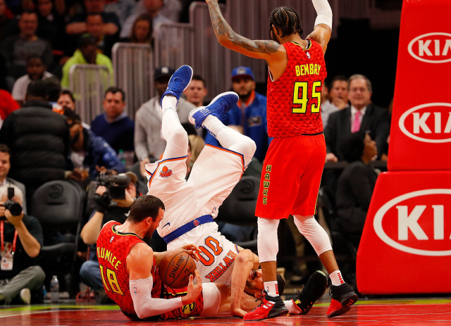 ATLANTA, GA - NOVEMBER 07: Miles Plumlee #18 of the Atlanta Hawks battles for a rebound against Enes Kanter #00 of the New York Knicks at State Farm Arena on November 7, 2018 in Atlanta, Georgia. NOTE TO USER: User expressly acknowledges and agrees that, by downloading and or using this photograph, User is consenting to the terms and conditions of the Getty Images License Agreement.   Kevin C. Cox/Getty Images/AFP  == FOR NEWSPAPERS, INTERNET, TELCOS & TELEVISION USE ONLY ==      <저작권자(c) 연합뉴스, 무단 전재-재배포 금지>