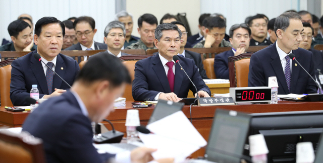 기찬수 병무청장(왼쪽부터), 정경두 국방부 장관, 왕정홍 방위사업청장이 8일 오후 열린 국회 국방위원회 전체회의에 참석해 의원들의 질의를 경청하고 있다./연합뉴스