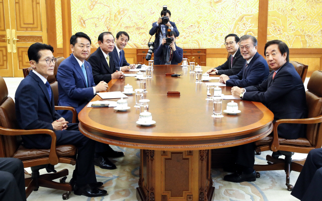 여야 교섭단체 3당 원내대표들은 8일 국회에서 모여 여야정 국정상설협의체에서 합의한 사안들의 후속 조치를 논의한다. 사진은 5일 청와대에서 문재인 대통령과 여야 5당 원내대표들이 여야정 상설협의체 첫 회의에서 얘기를 나누는 모습./연합뉴스