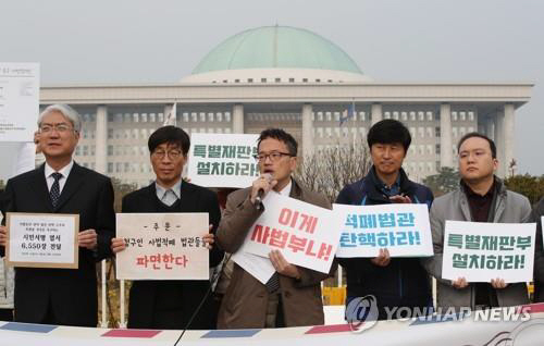 사법농단 특별재판부 설치 기자회견 참석한 박주민 더불어민주당 의원(가운데)./연합뉴스