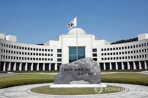 '댓글부대 관리' 국정원 중간간부들 2심도 실형...다소 감형