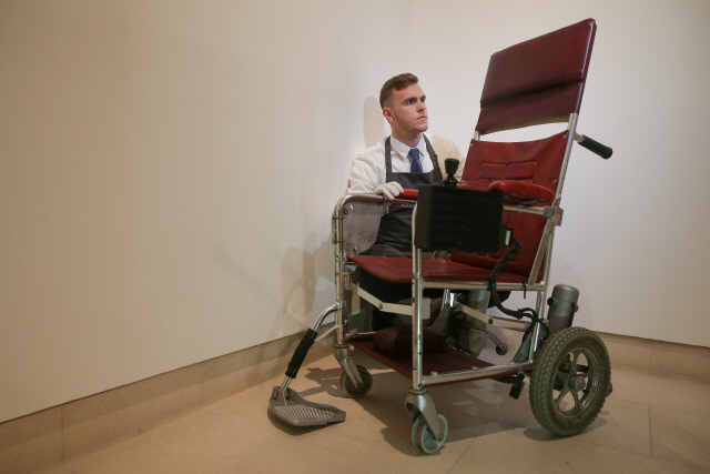 스티븐 호킹 휠체어, 4억3,000만원에 낙찰…예상가 20배 달해