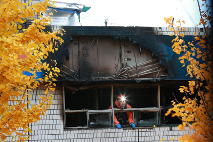 9일 오전 화재가 발생한 서울 종로구 관수동의 한 고시원에서 소방 관계자들이 사고 수습을 하고 있다. /연합뉴스