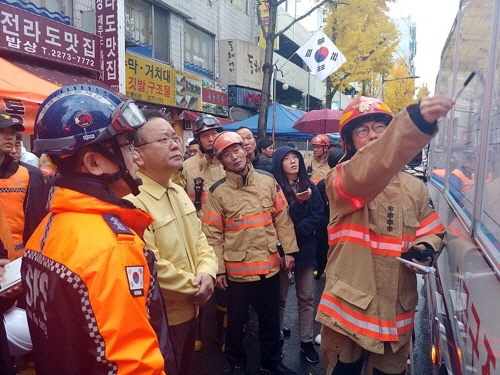 김부겸 행정안전부 장관이 9일 서울 종로구 국일고시원 화재현장을 방문해 피해자 지원에 최선을 다할 것을 당부했다./연합뉴스