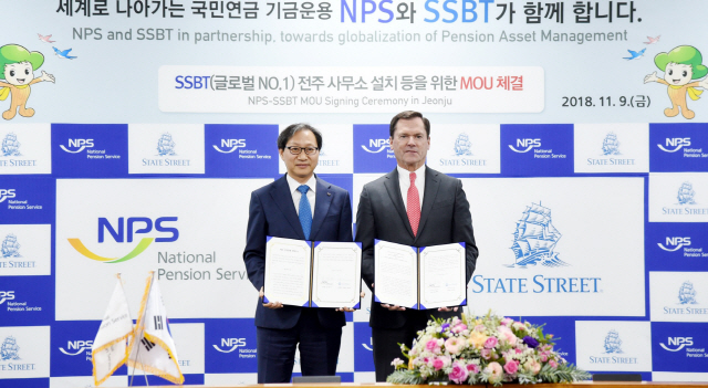 김성주 국민연금 이사장이 9일 전북 전주 공단 본부에서 조셉홀리 스테이트 스트리트 은행 회장과 자산관리 업무 협약을 체결하고 있다. /사진제공=국민연금