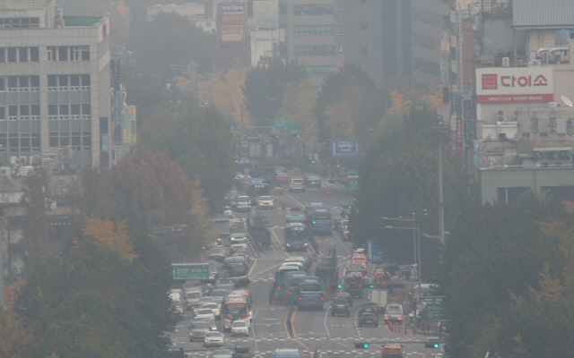 수도권 미세먼지 저감조치가 발령된 지난 7일 서울 도심 일대에 미세먼지가 가득하다./연합뉴스