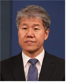 문재인 대통령이 9일 청와대 정책실장에 김수현 사회수석을 임명했다. /청와대 제공