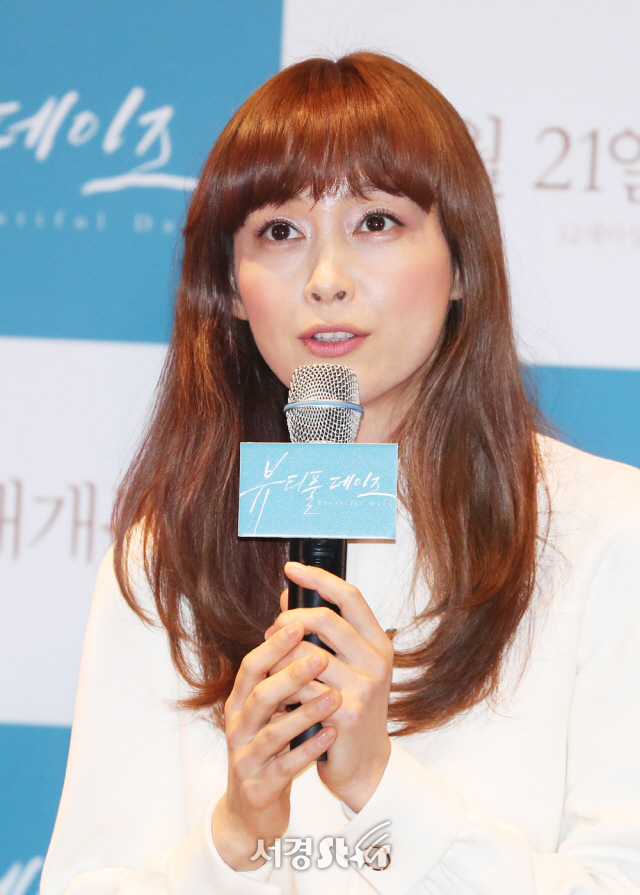 배우 이나영이 9일 오후 서울 자양동 롯데시네마 건대입구에서 열린 영화 ‘뷰티풀 데이즈’ 언론시사회에 참석하고 있다.