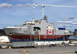캐나다 해군이 건조 중인 드울프급 쇄빙함. 캐나다는 부분적인 무장을 갖춘 이 함정을 6척 건조해 북극해 감시에 투입할 계획이다. 유사시 대함 미사일 장착이 가능하다./위키피디아