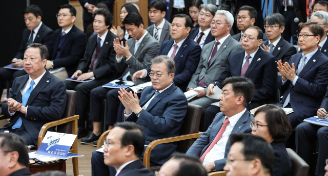 문재인 대통령이 9일 오전 서울 강남구 삼성동 COEX 내에 위치한 별마당 도서관에서 열린 공정경제 전략회의에서 김상조 공정거래위원장의 발표를 들은 뒤 박수치고 있다.  /연합뉴스