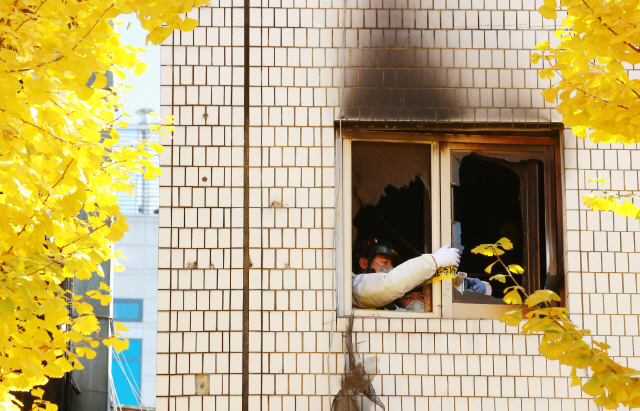 9일 오전 화재가 발생한 서울 종로구 관수동의 국일고시원에서 경찰 과학수사팀 관계자들이 3층 출입구 쪽에 경찰 출입 통제 라인을 설치하고 있다./연합뉴스