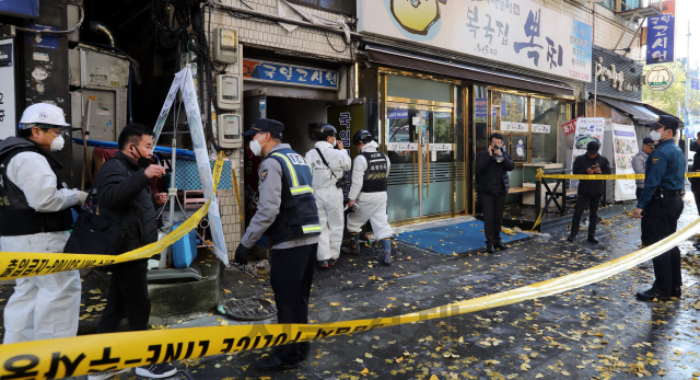 9일 오전 화재가 발생한 서울 종로구 관수동의 한 고시원에서 경찰과 소방 관계자들이 화재 감식을 하고 있다./송은석기자