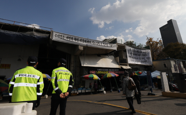 9일 물과 전기가 끊긴 구 노량진수산시장 입구에 신시장으로 소비자를 안내하는 현수막이 걸려 있다./연합뉴스