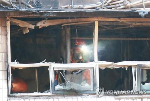 9일 오전 화재가 발생한 서울 종로구 관수동의 한 고시원에서 소방 관계자들이 감식을 벌이고 있다. / 사진=연합뉴스
