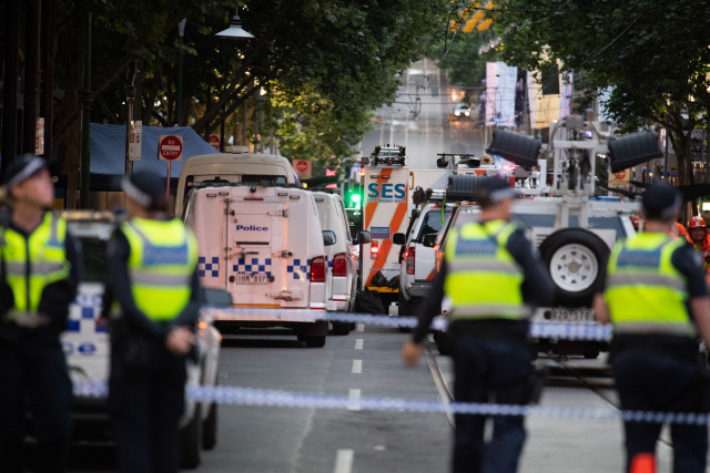 호주 경찰들이 9일 오후(현지시간) 멜버른에서 발생한 흉기 사건 현장을 통제하고 있다. /멜버른=신화연합뉴스