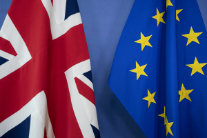 영국 국기(왼쪽)와 유럽연합(EU) 깃발./블룸버그
