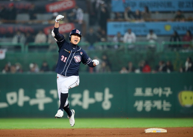 두산 베어스 2번 타자 정수빈이 9일 KBO 한국시리즈 4차전에서 8회 초 역전 결승 2점 홈런을 터뜨린 뒤 베이스를 돌며 환호하고 있다. /연합뉴스