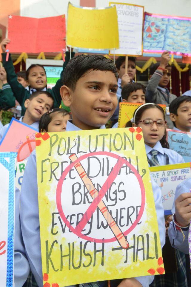 5일(현지시간) 인도 펀자브주 서부에 있는 도시 암리차르에서 학생들이 “오염 프리 디왈리 축제”라고 적힌 플래카드를 들고 유해 폭죽 사용을 금지하자는 캠페인을 벌이고 있다. /암리차르=AFP연합뉴스