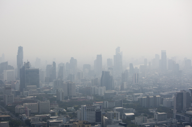 지난 2월 태국의 수도 방콕 시내가 스모그로 뒤덮여 있다. /방콕=블룸버그