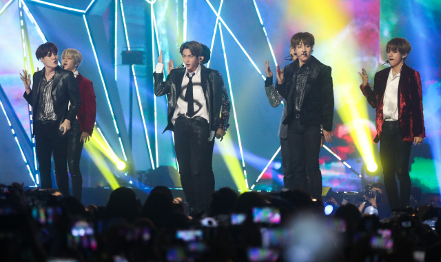 그룹 방탄소년단(BTS)이 6일 오후 인천 남동구 수산동 인천남동체육관에서 열린 2018 MGA에서 공연을 선보이고 있다./연합뉴스