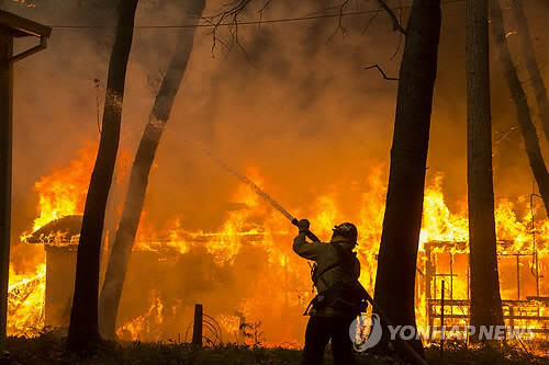캘리포니아 산불, 서울의 절반 넘는 면적 삼켜…9명 사망·35명 실종·15만명 대피