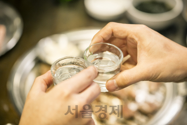 최근 우리 사회에 워라밸(일과 삶의 균형) 열풍이 불고 있다지만 국민들은 오히려 더 술을 찾고 있는 나타났다./이미지투데이