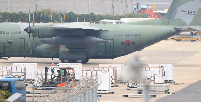 공군 C-130 수송기가 11일 오후 제주국제공항에서 제주산 감귤 50t을 싣고 있다. /연합뉴스