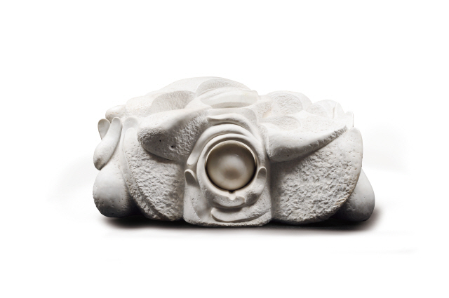 루이스 부르주아의 대리석 조각 ‘클래비지’는 사랑으로 감싸안는 모성을 보여주는 작품으로 추정가 약 22억~36억원에 경매에 오른다.