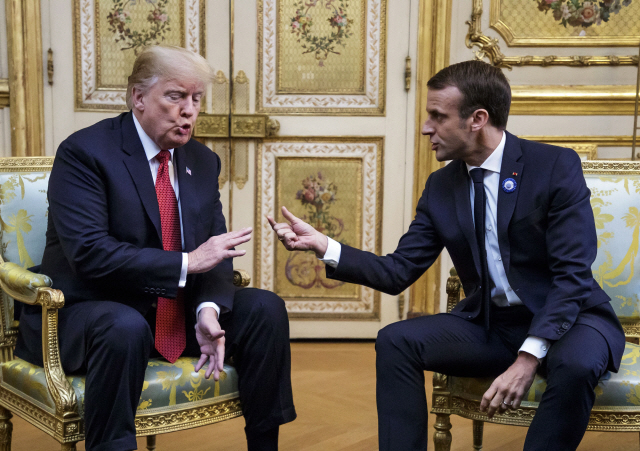 도널드 트럼프(왼쪽) 미국 대통령과 에마뉘엘 마크롱 프랑스 대통령이 10일(현지시간) 엘리제궁에서 만나고 있다. /파리=EPA연합뉴스