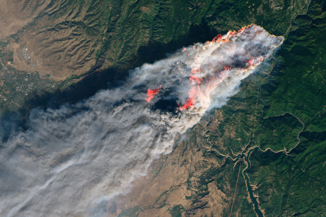 지난 8일(현지시간) 미국 샌프란시스코 북동쪽 북부 캘리포니아 뷰트카운티에서 발화해 파라다이스 마을을 집어삼킨 대형산불 ‘캠프파이어’를 미 항공우주국(NASA·나사) 지구 관측소에서 찍은 모습. /AFP연합뉴스