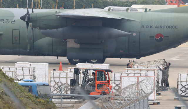 11일 오후 제주국제공항에서 군인들이 북한으로 보낼 제주산 감귤 50톤을 공군 C-130 수송기에 싣고 있다. /제주=연합뉴스