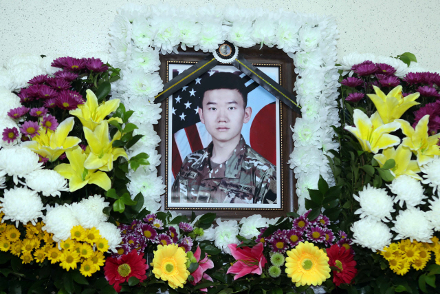 10일 부산 해운대구에 있는 부산국군병원 장례식장에 마련된 윤창호씨 빈소에 있는 영정 사진. /연합뉴스