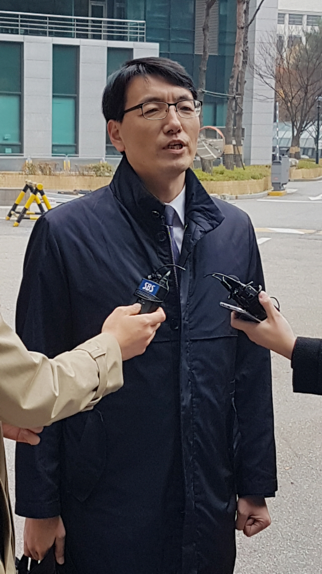 서기호 전 정의당 의원이 11일 사법행정권 남용 의혹을 수사하는 서울중앙지검 수사팀(팀장 한동훈 3차장검사)에 출석해 자신의 판사 재임용 탈락과 불복 소송 당시 상황을 진술했다./연합뉴스