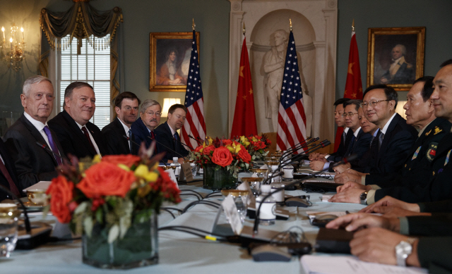 지난 9일(현지시간) 워싱턴DC에서 만난 미국 측의 제임스 매티스(왼쪽) 국방장관, 마이크 폼페이오(왼쪽 두번째) 국무장관이 중국 측의 웨이펑허(오른쪽 두번째) 국무위원 겸 국방부장, 양제츠(〃 세번째) 외교담당 정치국원과 ‘미중 2+2 외교·안보대화’를 진행하고 있다.  /워싱턴DC=AP연합뉴스