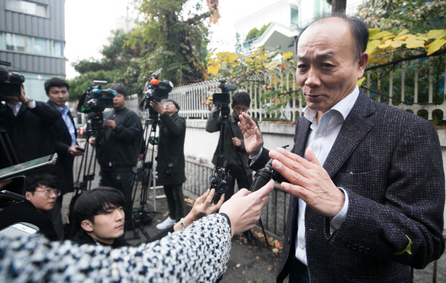 자유한국당 조강특위 위원에서 해촉된 전원책 변호사가 9일 오후 서울 마포구 동교동 자택 앞에서 취재진 질문에 답하고 있다./연합뉴스