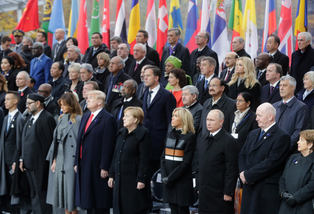 도널드 트럼프(왼쪽 네번째) 미국 대통령과 앙겔라 메르켈(〃 다섯번째) 독일 총리를 비롯한 주요국 정상들이 11일(현지시간) 제1차 세계대전 종전 100주년 기념식에 참석하고 있다. /파리=EPA연합뉴스