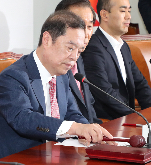 김병준 자유한국당 비상대책위원장이 12일 오전 국회에서 열린 비상대책위원회의에서 의사봉을 두드리고 있다./연합뉴스