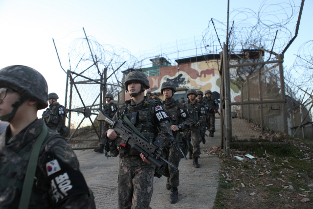 남북은 10일 비무장지대(DMZ)에 있는 GP(감시초소) 중 시범철수 대상인 총 22개 GP 병력과 화기철수를 완료한 것으로 알려졌다. 사진은 9일 우리측 GP 병력이 철수하는 모습./사진=국방부 제공