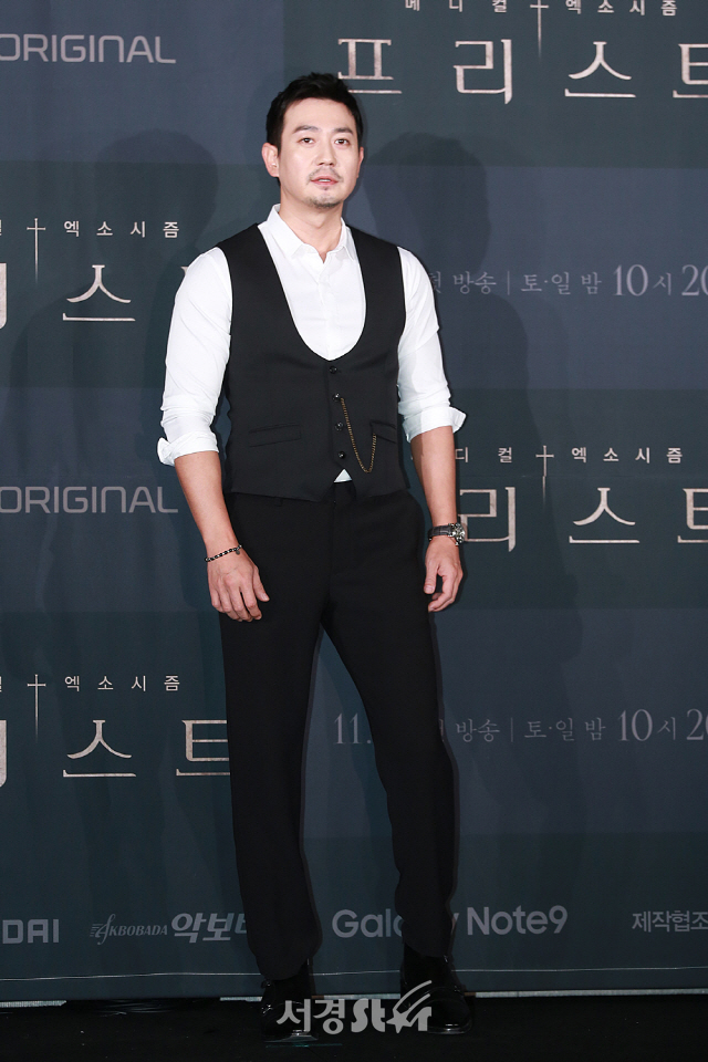 배우 박용우가 참석해 포토타임을 갖고 있다.