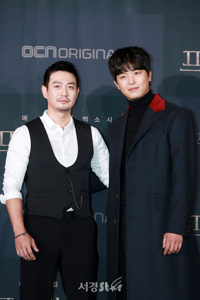 배우 박용우와 연우진이 참석해 포토타임을 갖고 있다.