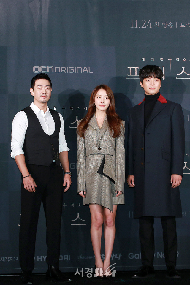 배우 박용우, 정유미, 연우진이 참석해 포토타임을 갖고 있다.